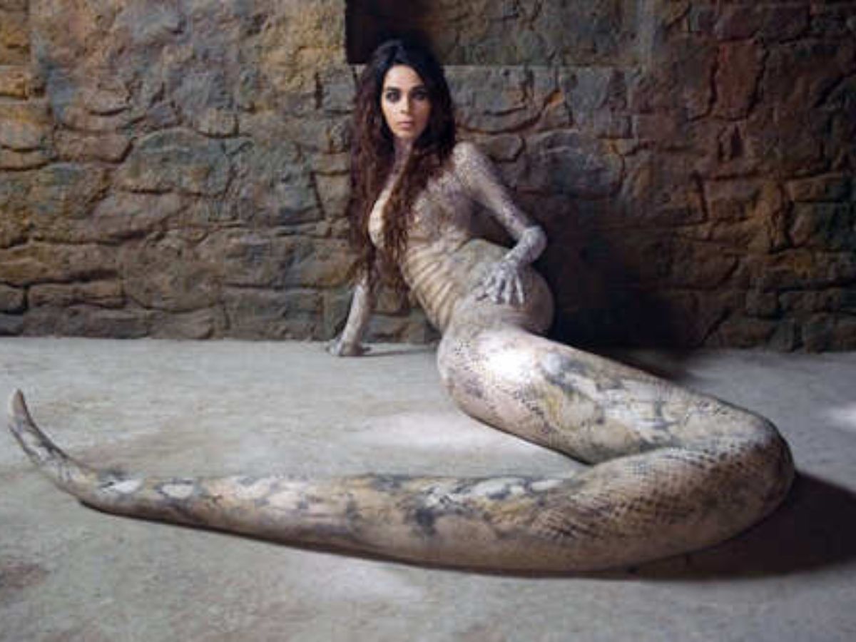 Hisss- Daring transformation into a mythical creature