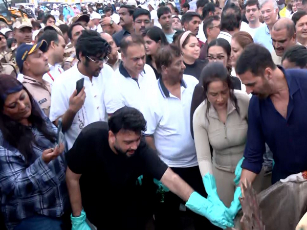Akshay Kumar participates in clean-up drive organised by Amruta Fadnavis post Ganesh Chaturthi celebrations