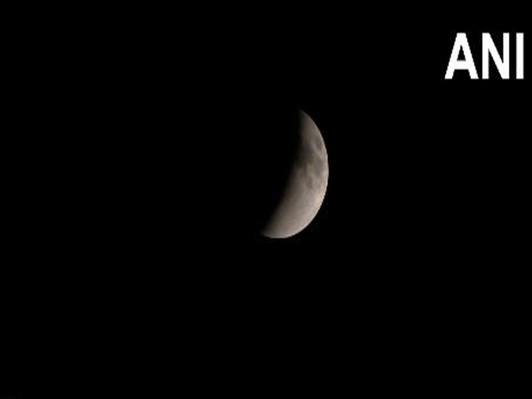 delhi-people-gather-at-nehru-planetarium-to-witness-total-lunar-eclipse20250907224647 Delhi: People gather at Nehru Planetarium to witness Total Lunar Eclipse