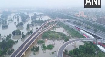 Delhi: Yamuna continues to flow above danger mark