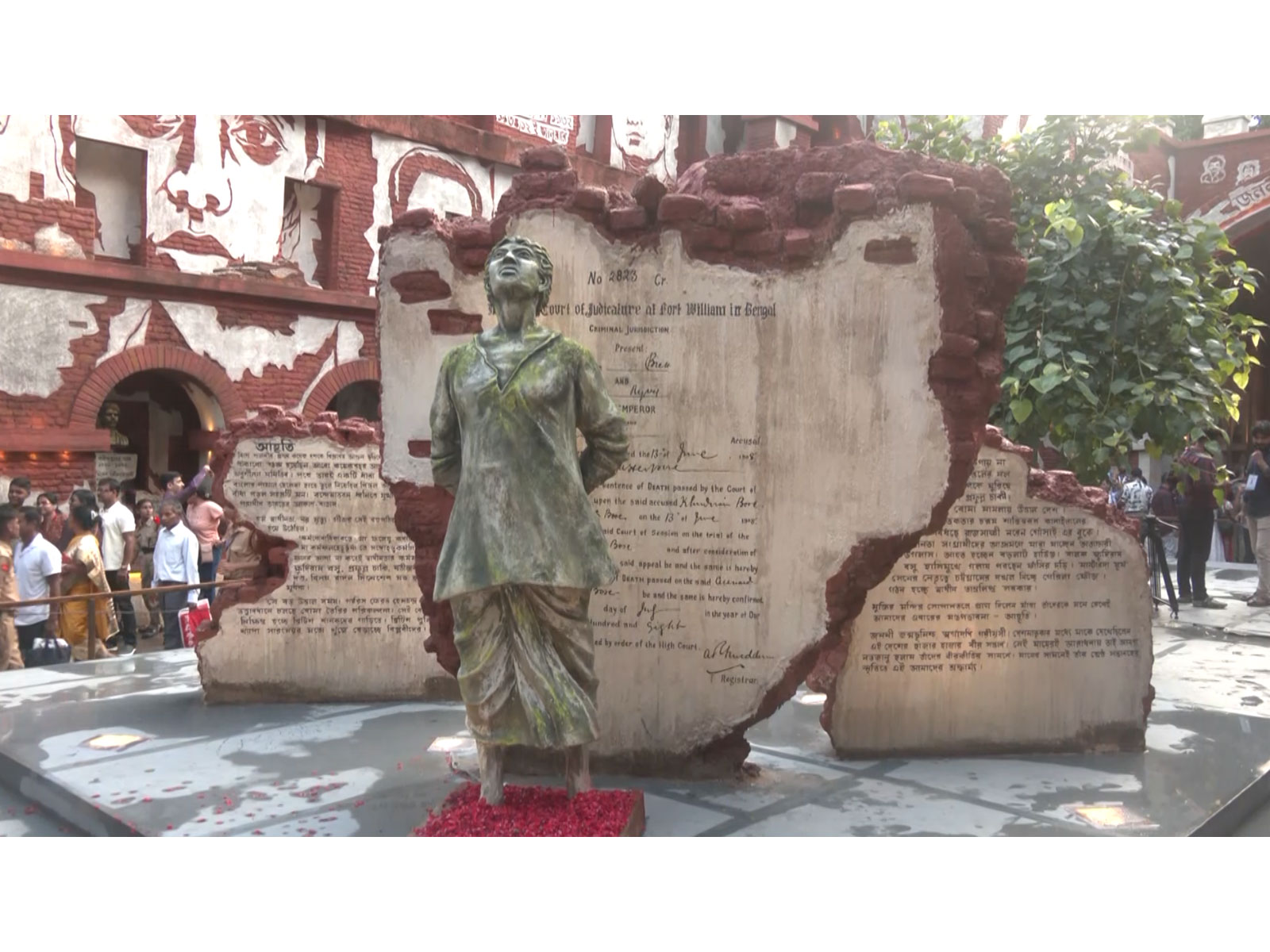 Durga Puja 2025: Kolkata's Suruchi Sangha pandal pays tribute to Bengal's freedom fighters