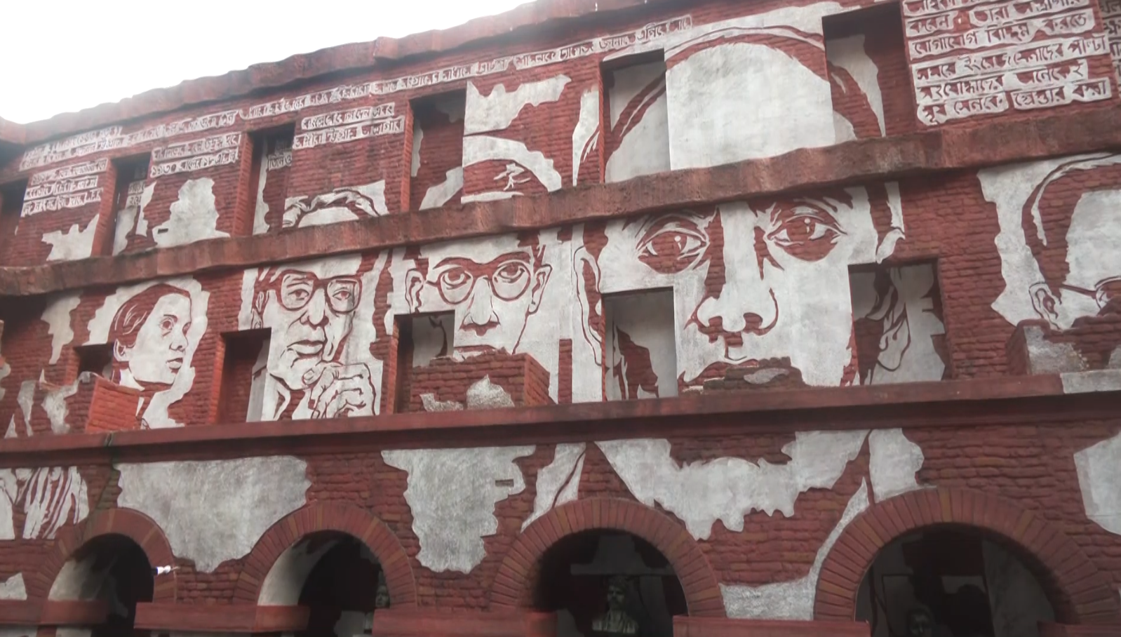 Durga Puja 2025: Kolkata's Suruchi Sangha pandal pays tribute to Bengal's freedom fighters
