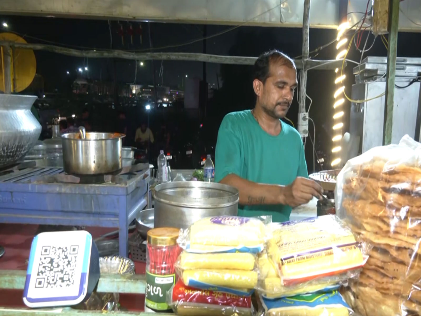 food-stalls-allowed-to-remain-open-till-early-morning-in-gujarat-during-navratri-vendors-hail-government-move20250929135658 Navratri 2025: Gujarat Govt Allows Food Stalls & Shops to Stay Open All Night, Vendors Rejoice