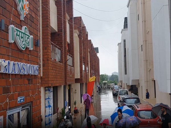 gujarat-residents-in-vadodaras-vadsar-area-stranded-owing-to-heavy-rains-municipal-corporation-provides-relief-materials20250907234108 Gujarat: Residents in Vadodara's Vadsar area stranded owing to heavy rains, municipal corporation provides relief materials