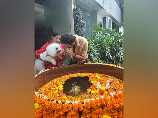 Kartik Aaryan bids goodbye to Ganpati Bappa, shares pictures from Ganesh immersion procession at his home