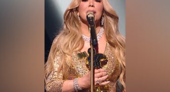 Mariah Carey accepts Video Vanguard Award from Ariana Grande at MTV VMAs