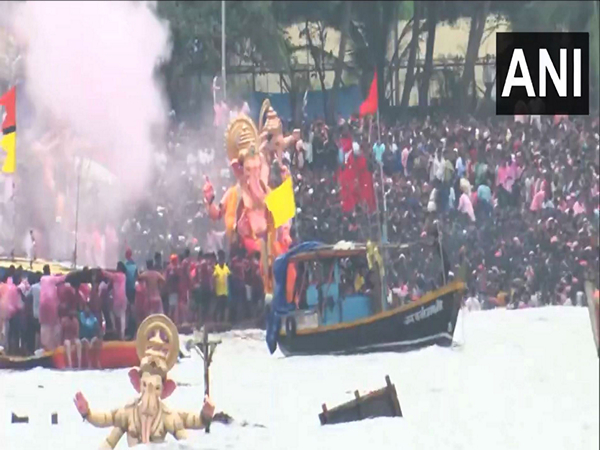 Mumbai: Huge number of devotees take part in immersion of Lord Ganesh idols at Girgaon Chowpatty