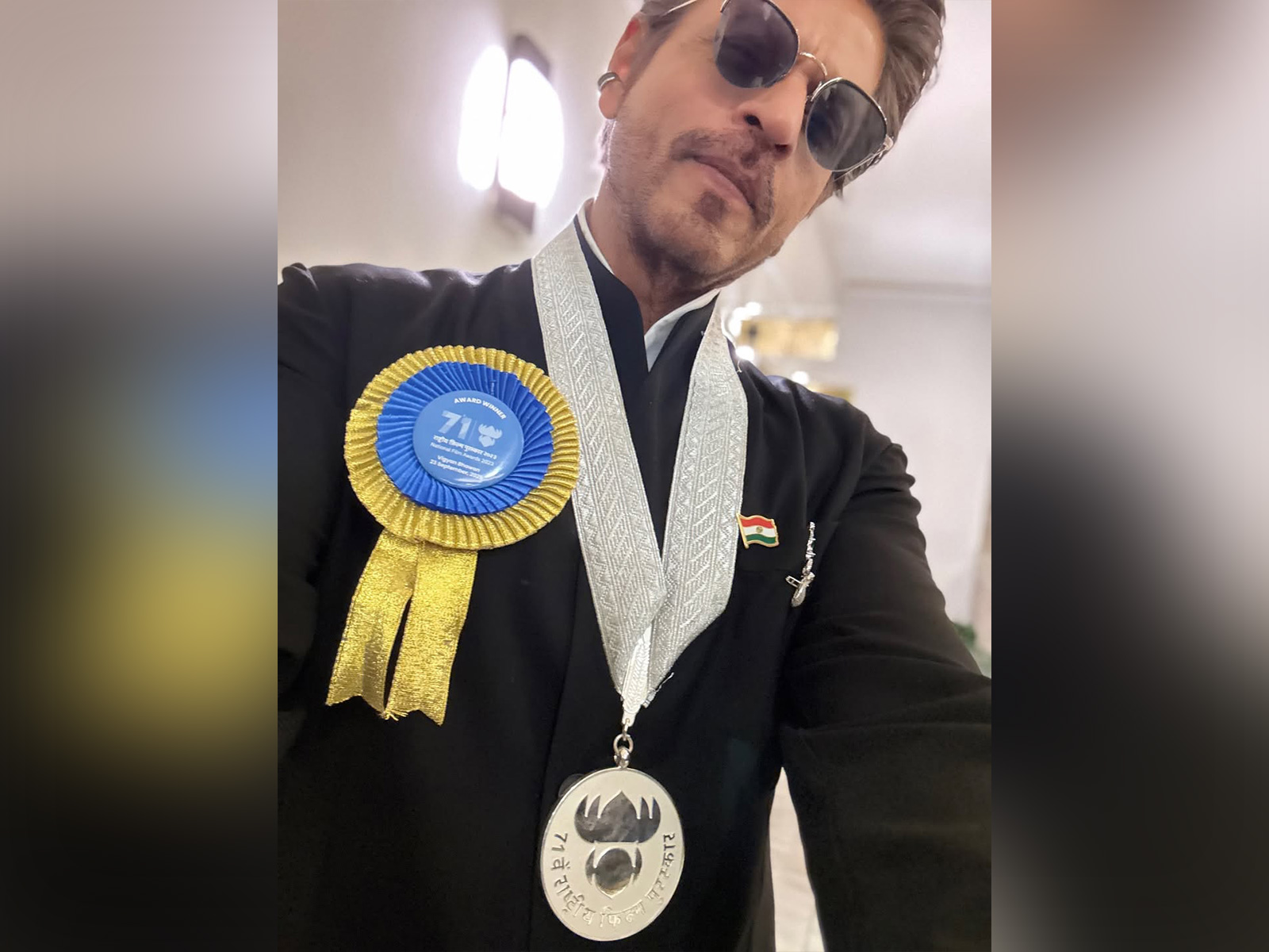 National Award: SRK flaunts his silver medal; children Suhana, Aryan congratulate him with special post