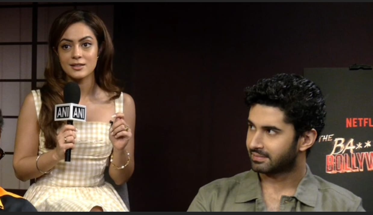 raghav-juyal-opens-up-about-why-he-was-on-phone-when-touching-srks-feet-at-the-bads-of-bollywood-trailer-launch20250918092106 Raghav Juyal opens up about why he was on phone when touching SRK's feet at the 'Ba***ds of Bollywood' trailer launch