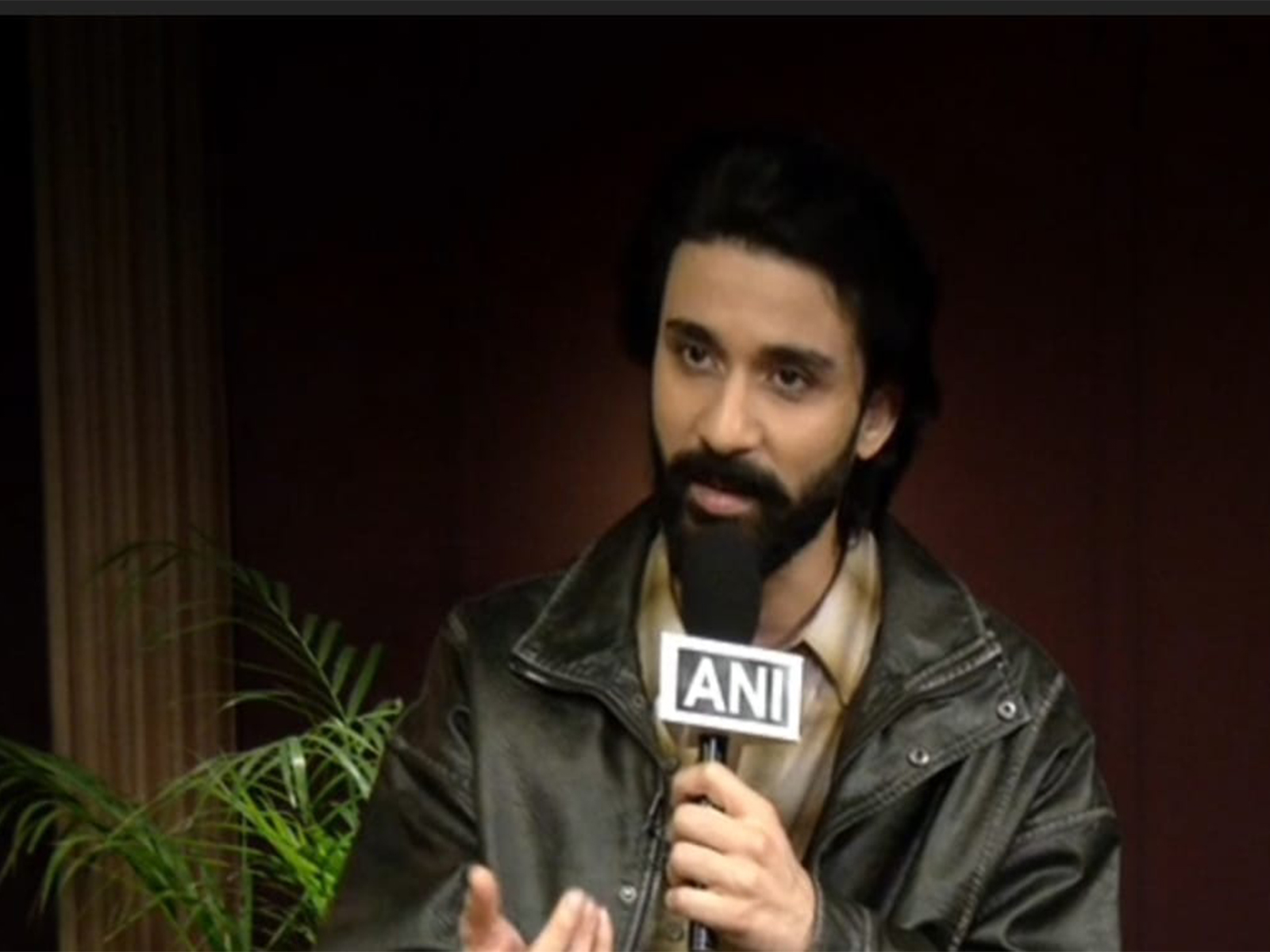 raghav-juyal-opens-up-about-why-he-was-on-phone-when-touching-srks-feet-at-the-bads-of-bollywood-trailer-launch20250918092106 Raghav Juyal opens up about why he was on phone when touching SRK's feet at the 'Ba***ds of Bollywood' trailer launch