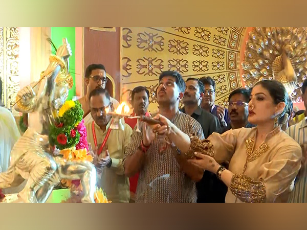 Raveena Tandon offers prayers at Srimant Bhausaheb Rangari Ganapati mandal in Pune