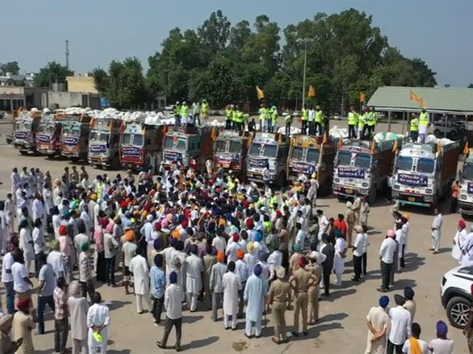 sukhbir-badal-flags-off-100-trucks-of-maize-silage-for-distribution-in-gurdaspur-jalandhar20250920234654 Sukhbir Badal flags off 100 trucks of maize silage for distribution in Gurdaspur, Jalandhar
