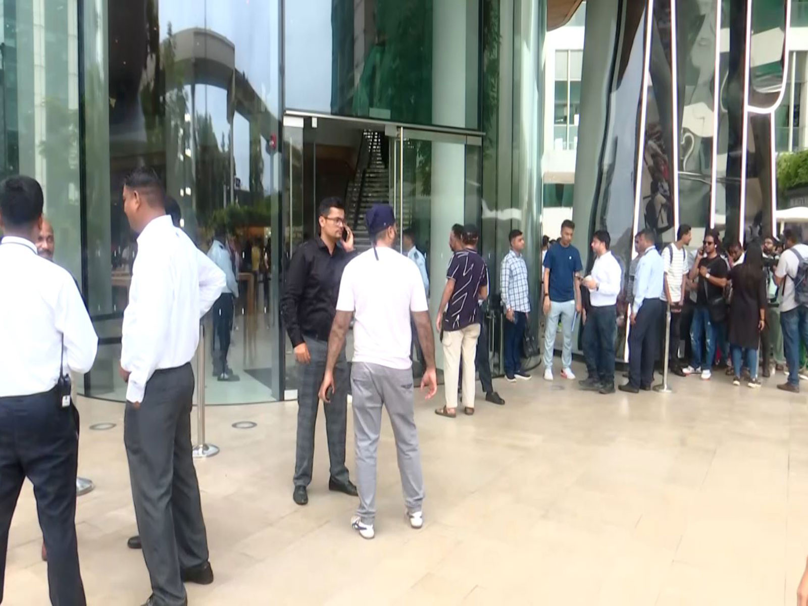 iphone-17-series-on-sale-in-india-long-queues-seen-outside-apple-stores-in-mumbai-and-delhi20250919092910 iPhone 17 series on sale in India; long queues seen outside Apple stores in Mumbai and Delhi