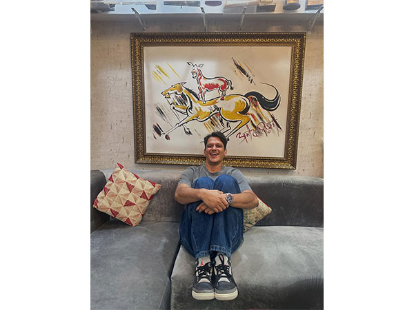 "Majnu Bhai supremacy": Vijay Varma poses with iconic painting drawn by Anil Kapoor's character in 'Welcome'