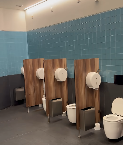 bizarre-communal-restroom-with-no-doors-from-lisbon-airport-leaves-a-woman-shocked-internet-calls-it-fake Bizarre Communal Restroom With No Doors From Lisbon Airport Leaves A Woman Shocked, Internet Calls It ‘Fake’