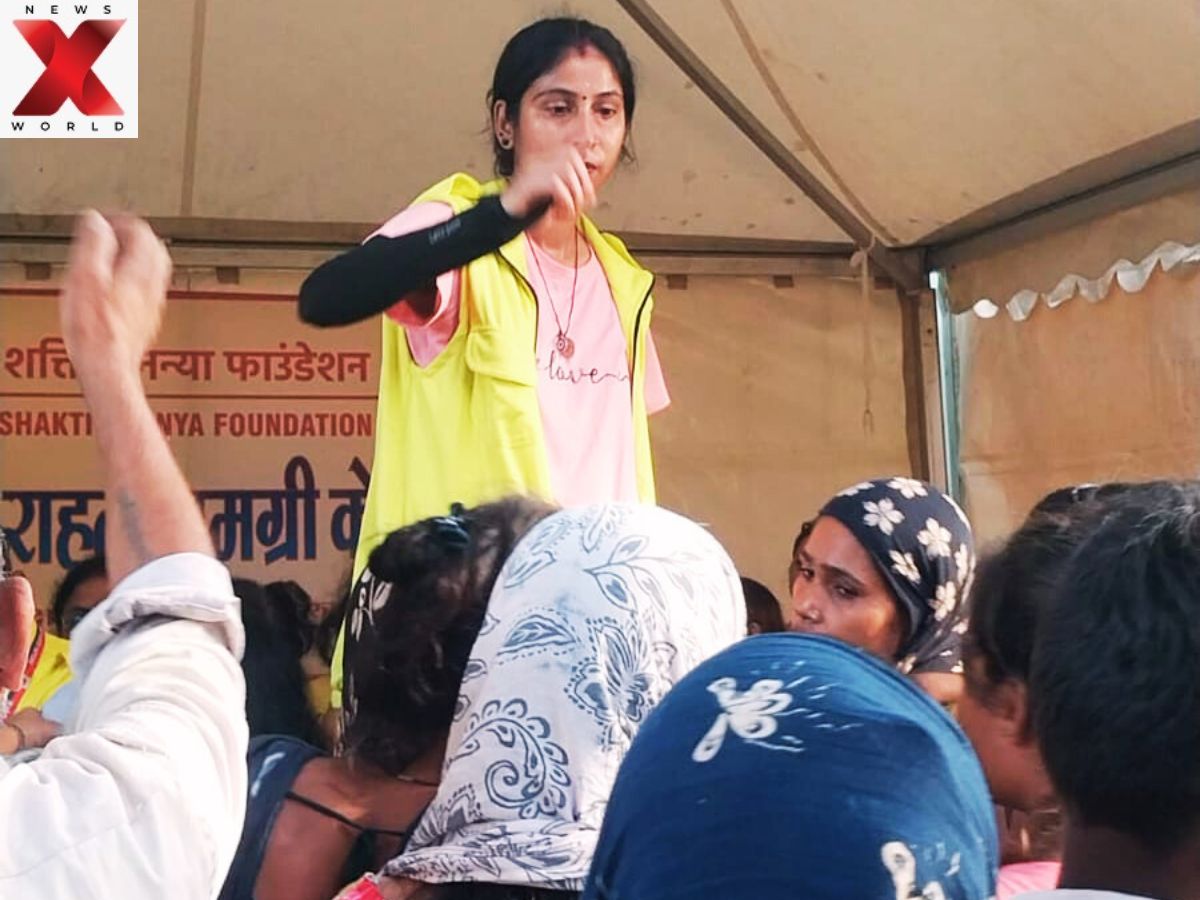 A woman civil defence volunteer distributes food at Mayur Vihar’s flood relief camp.