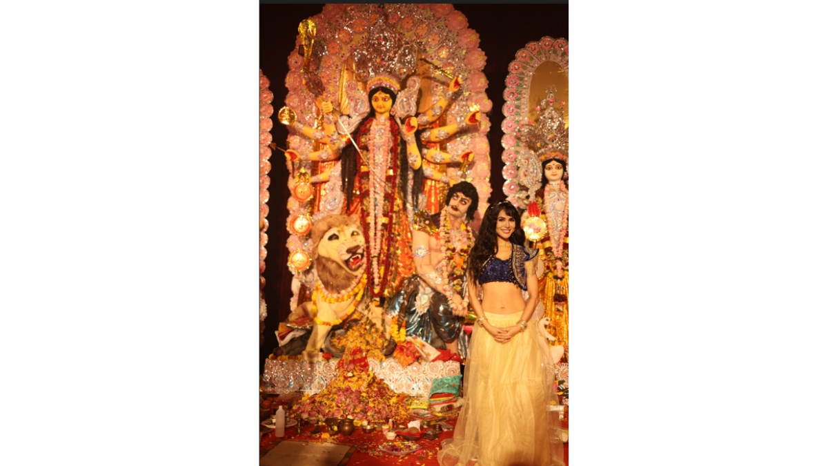 Actress Jashn Agnihotri Wins Hearts with Her Simplicity at Durga Puja Celebrations in New Delhi