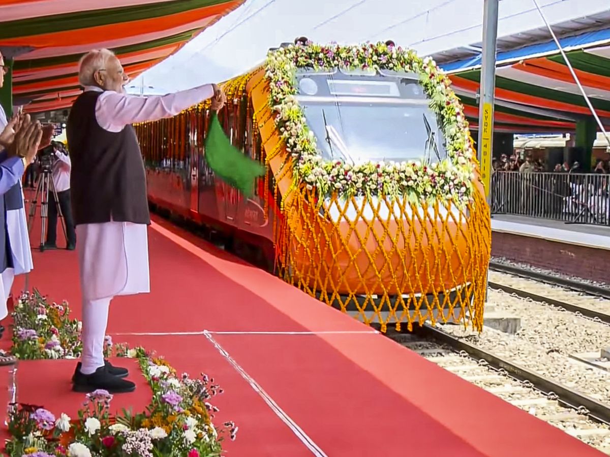 PM Modi Flagged off Srinagar-Katra Vande Bharat