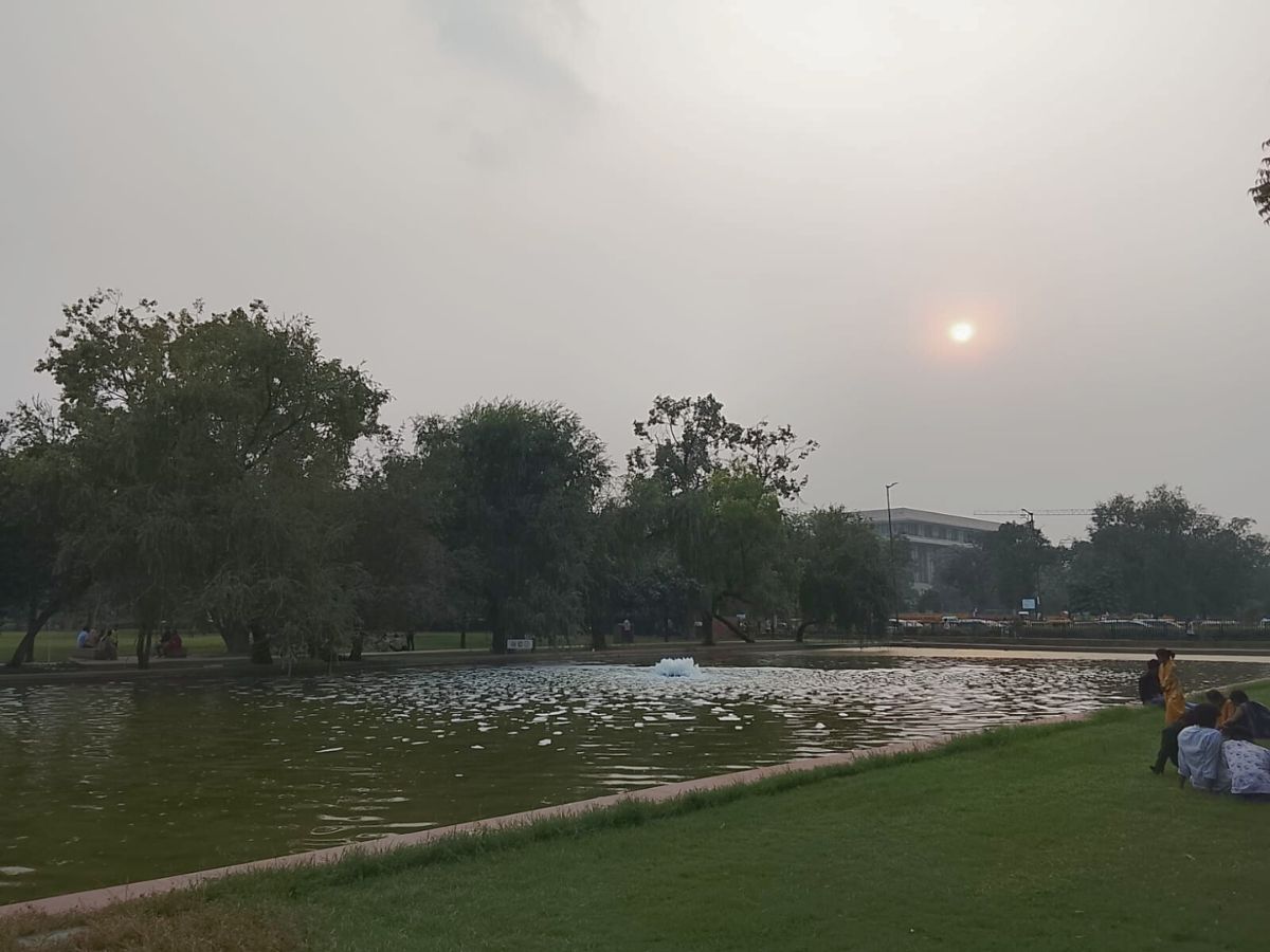 India Gate Waterfront Drowned in Post-Diwali Smog
