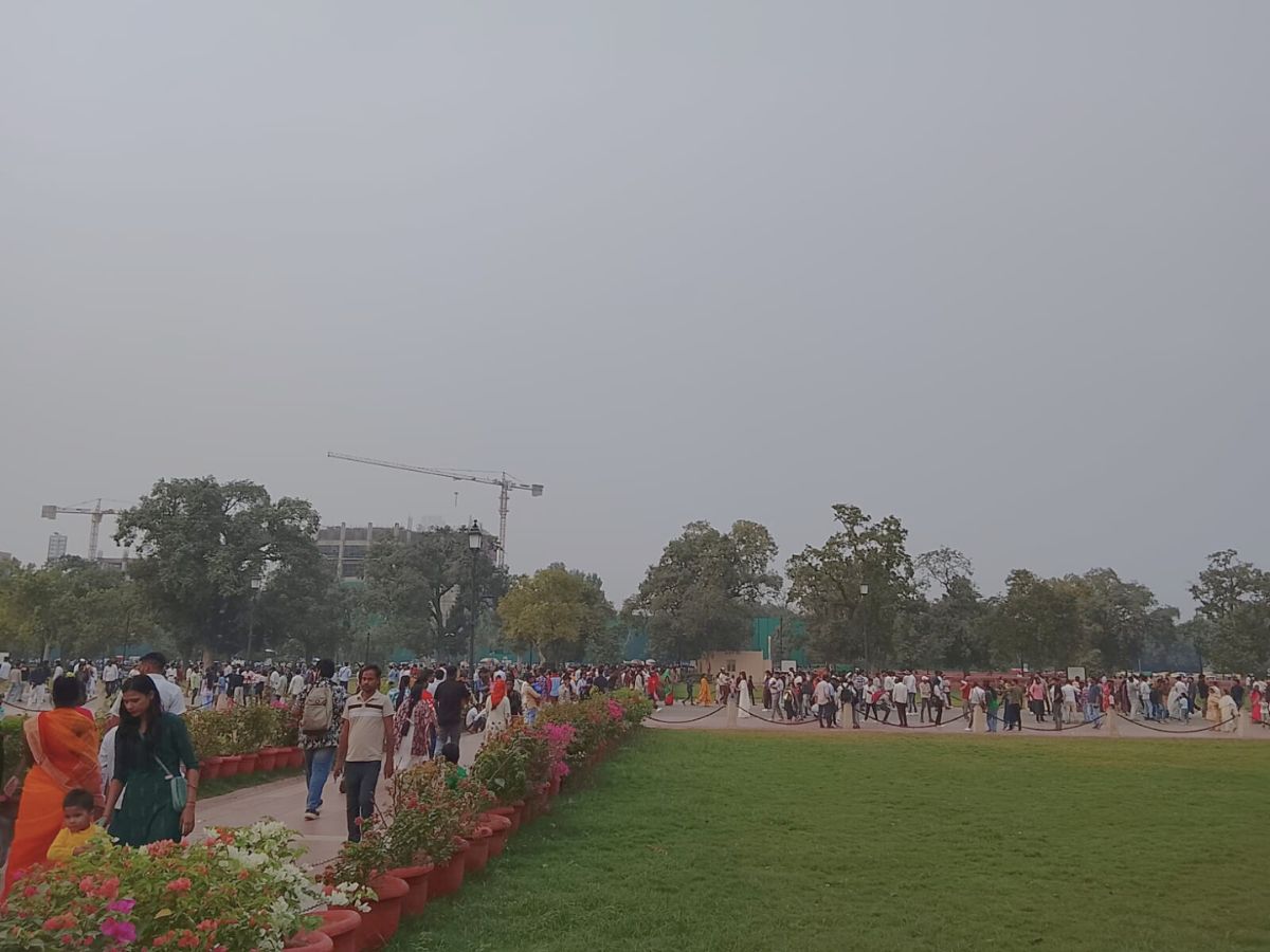Visitors Walk Amid Heavy Smog at India Gate