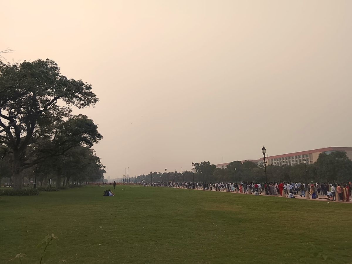 Delhi’s India Gate Lost in Afternoon Smog Post-Diwali
