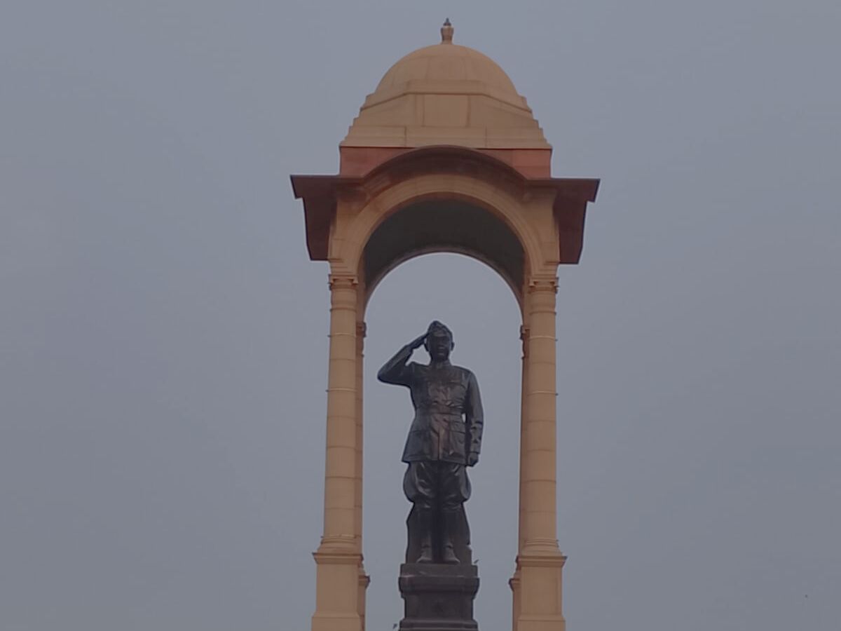 Netaji Statue Wrapped in Post-Diwali Smog