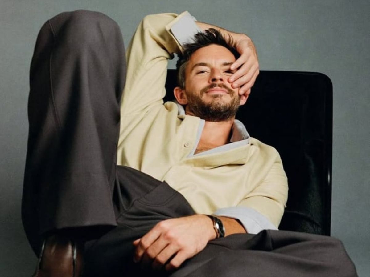 Is Jonathan Bailey Gay?