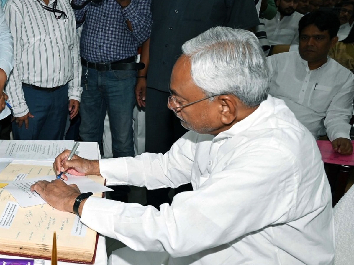 Nitish Kumar Sworn In as Bihar CM for Historic 10th Term: A Deep Dive Into His Socialist Beginnings, Big U-Turns, Ties With Lalu Yadav & BJP