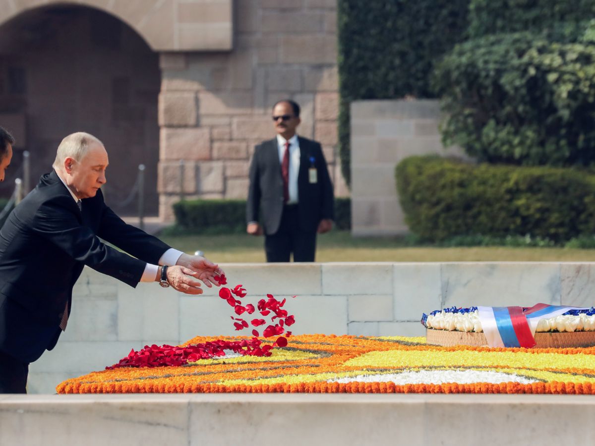 Russian President Vladimir Putin Pays Tribute to Mahatma Gandhi