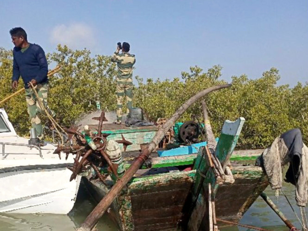 India Coastal Guards Caught 11 Pakistani Fisherman Sailing In Indian Water In Gujarat