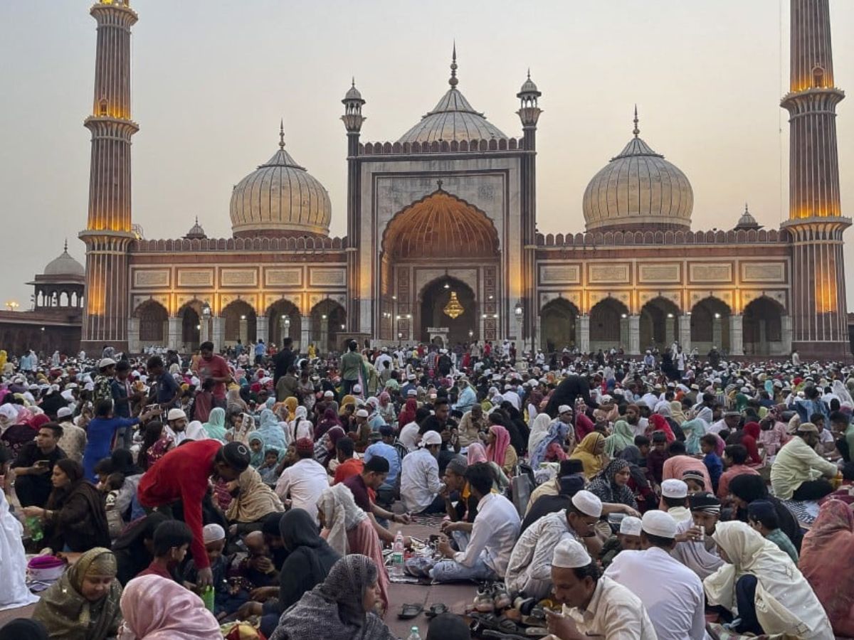 Iconic Mosques Turn Into Sea of Devotees