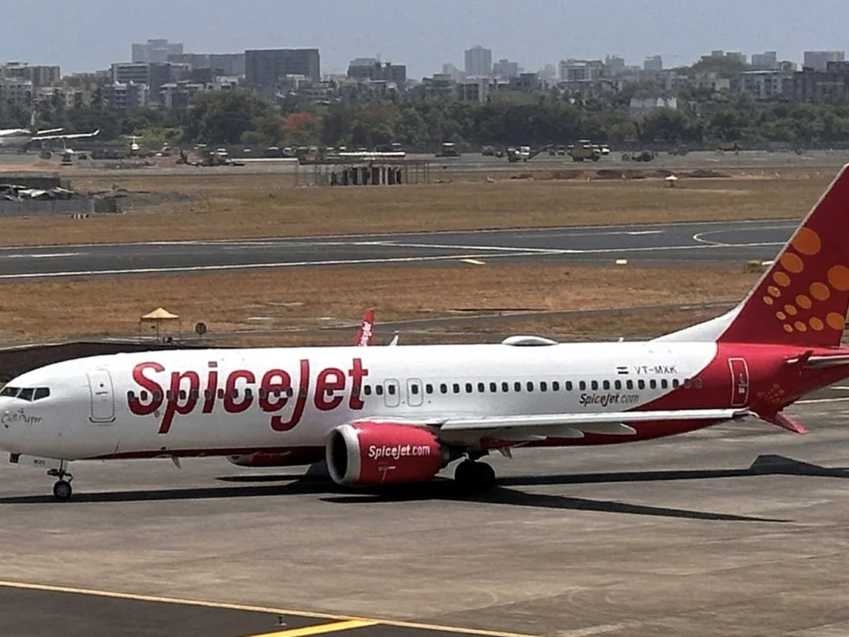 Delhi–Leh SpiceJet flight returns minutes after takeoff due to engine issue; 150 passengers safe.