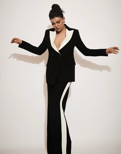 Sushmita Sen in Monochrome Drama (Photo credit: ig)