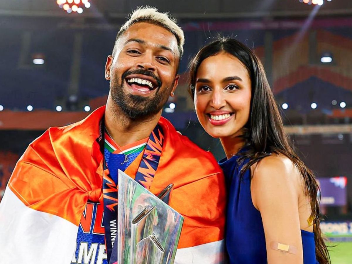 Hardik Pandya Strikes a Pose With Girlfriend Mahieka Sharma
