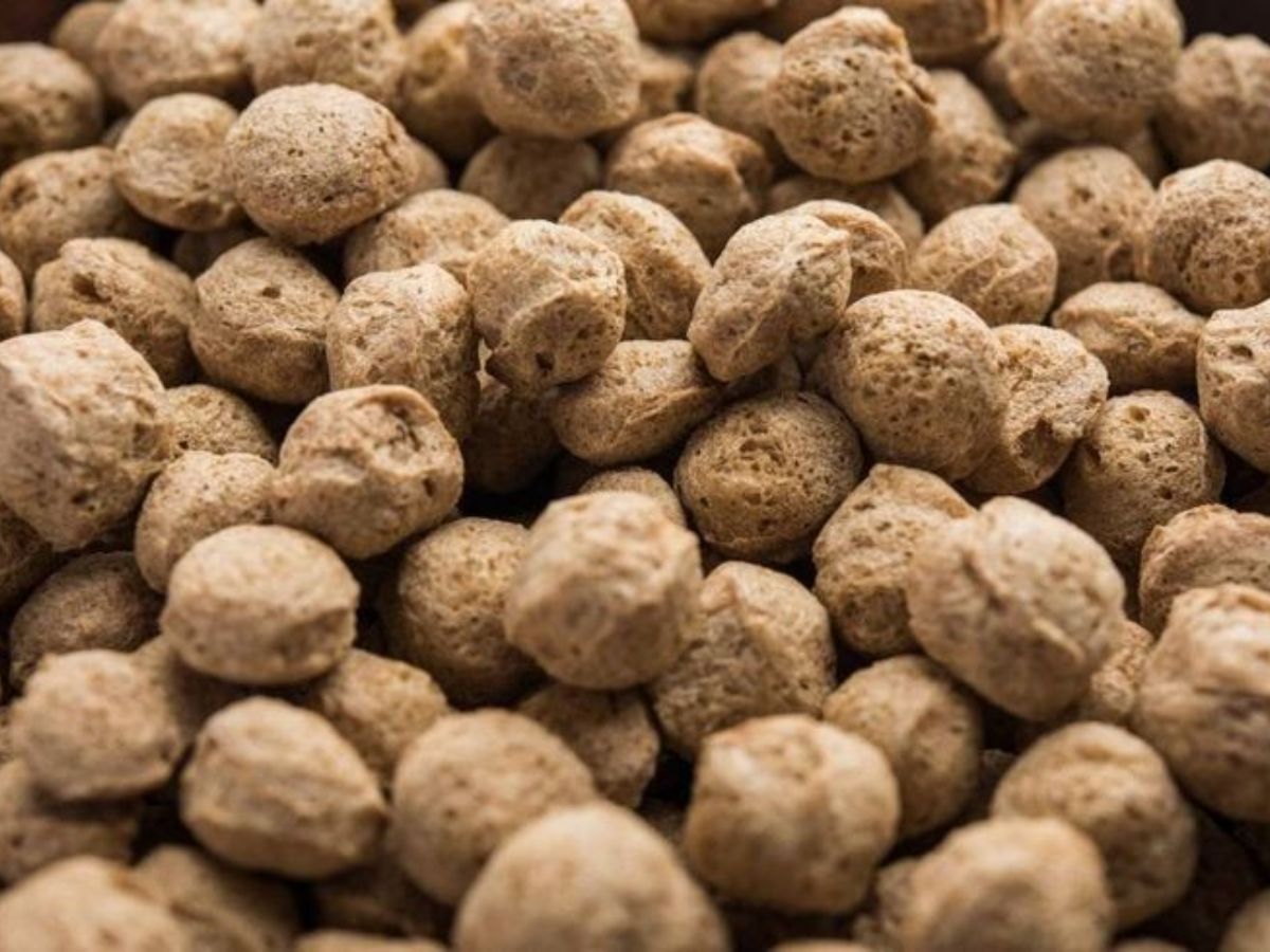 High-protein meal with eggs, grilled chicken, and vegetables on a plate