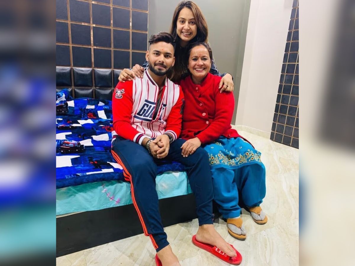Rishabh Pant with his family at his home in Uttam Nagar