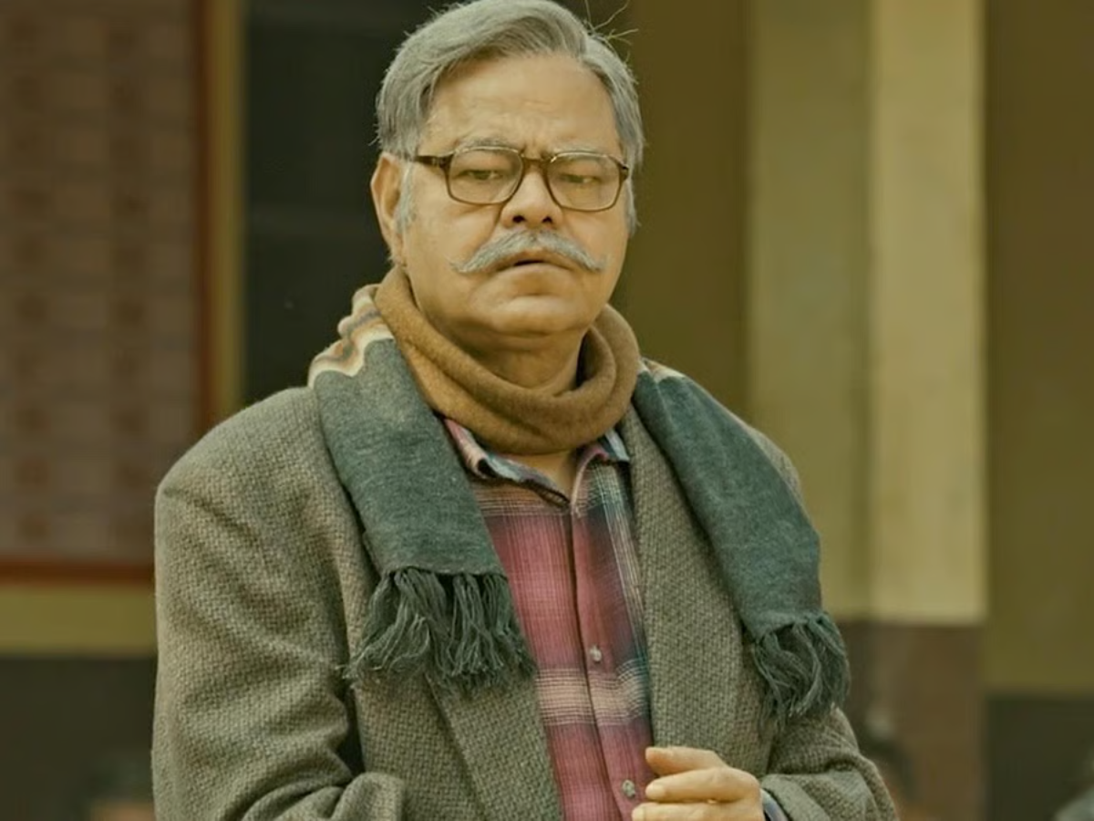 Sanjay Mishra as Sukumar Bhramar
