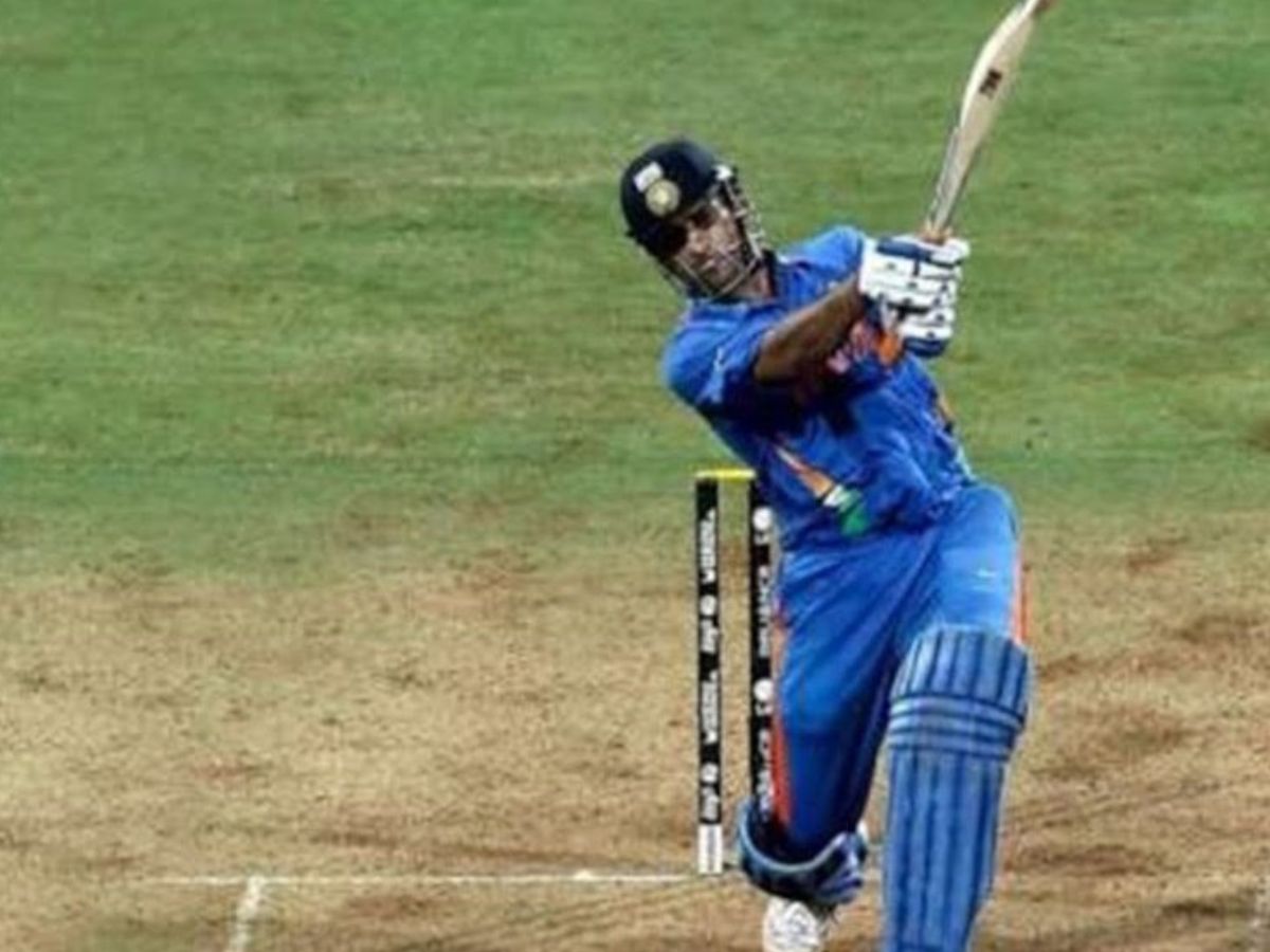 MS Dhoni Hit a Maximum to Finish The Match