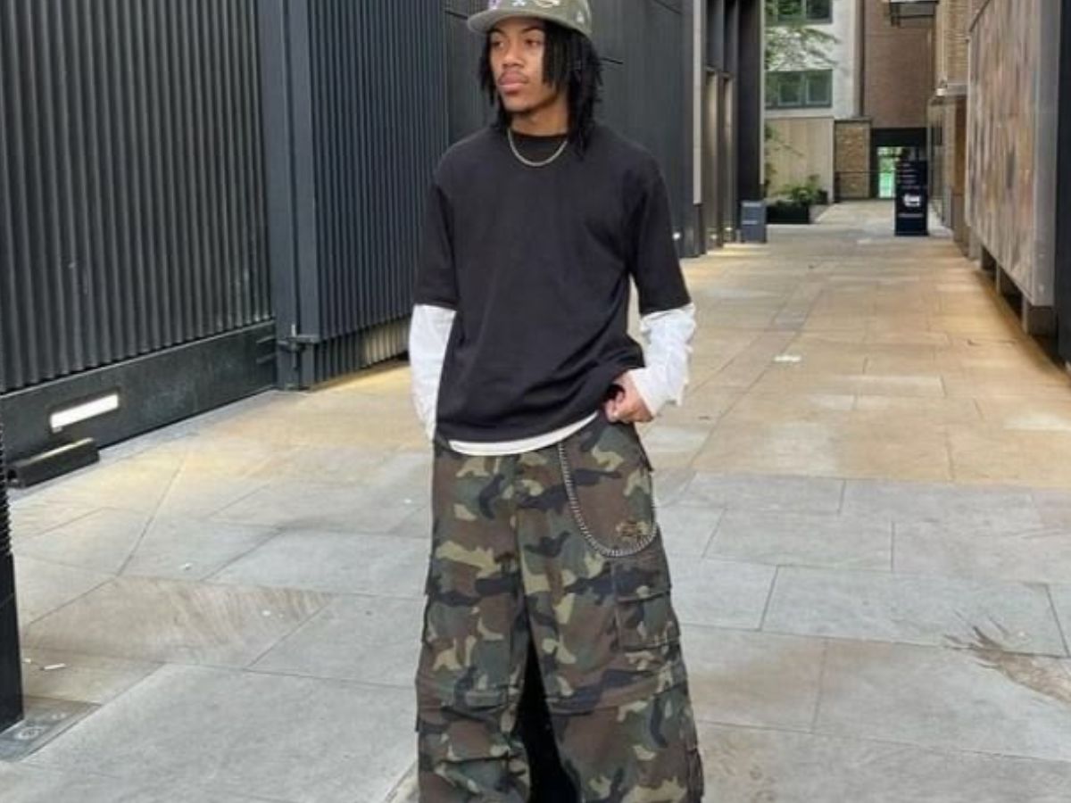 Wide-Legged Cargo Pants Trend