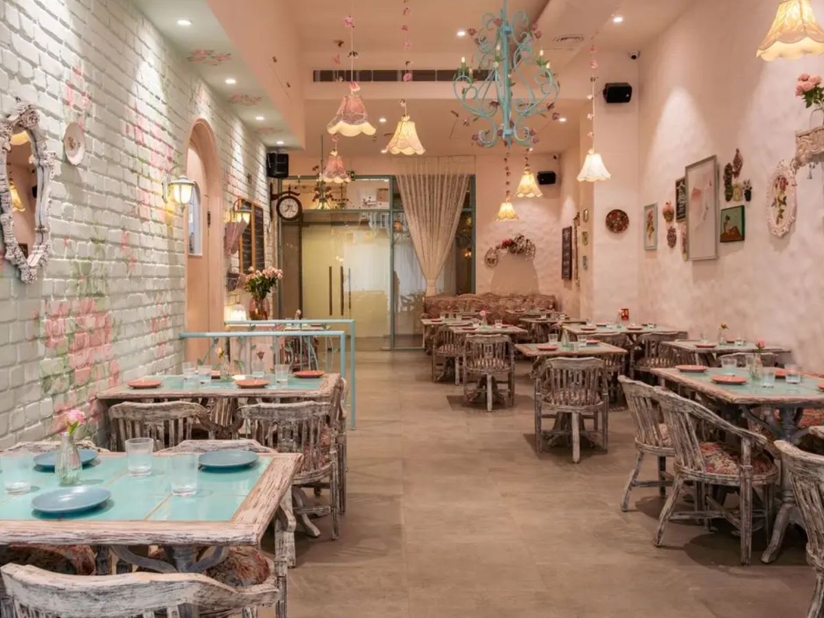 Cafe Dori – a minimalist industrial beauty