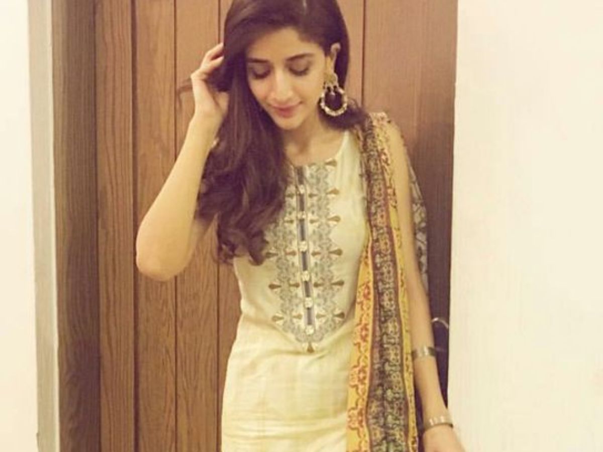Mawra Hocane – Simple Straight-Cut Suit