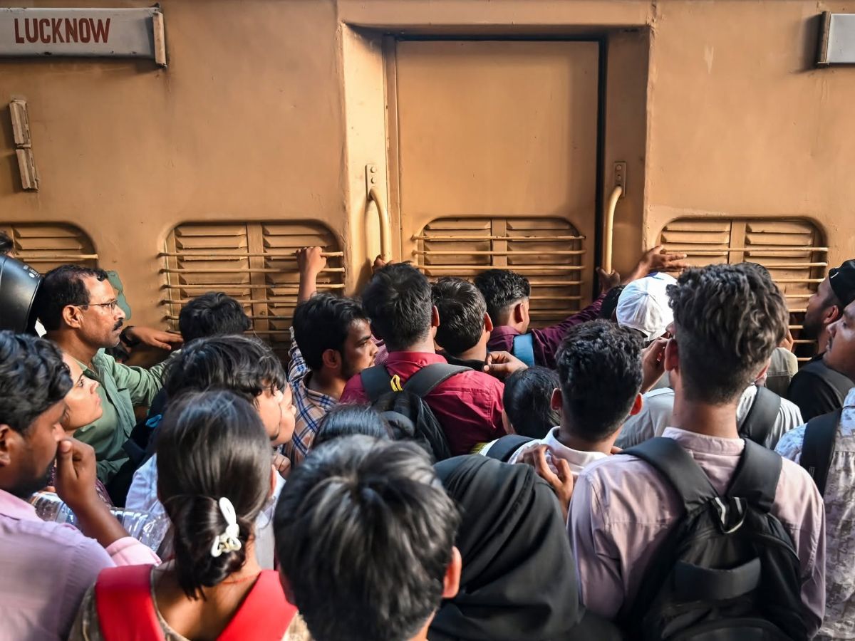 Viral Video: UP Police Constable Exam 2026 Draws Massive Crowd At Lucknow Station, Causing Chaos In Trains | WATCH